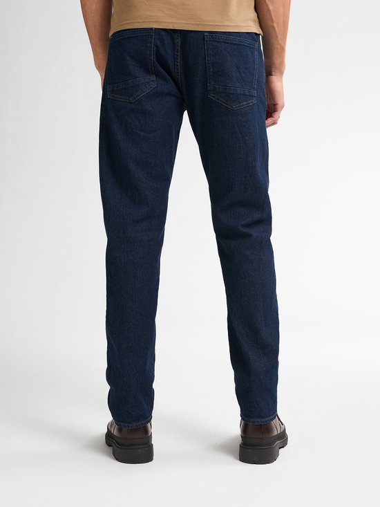 Model van achteren gezien, draagt donkerblauwe jeans.