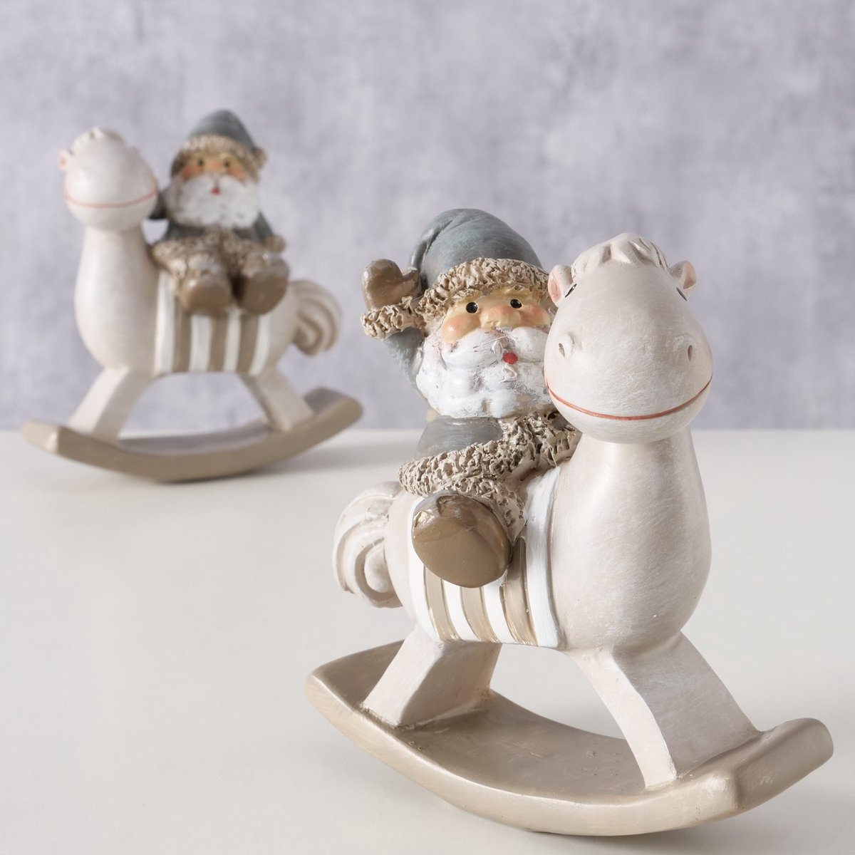 Kerstman op schommelpaard hars H11cm