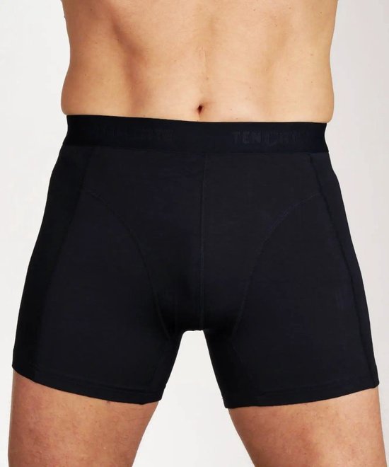 Man in een zwarte boxer met donkergrijs 'TEN CATE' logo op de tailleband.