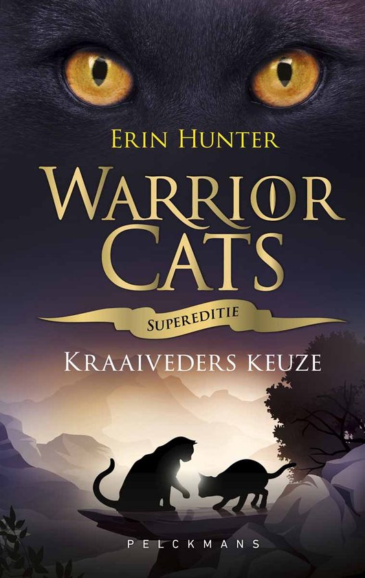 Couverture du livre: Un chat noir aux yeux jaunes en haut. Deux chats en silhouette au pied des montagnes. Titre: Warrior Cats Superédition Le Choix de Griffe de Corbeau.