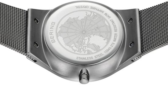 Achterkant van een grijs BERING horloge met wereldkaart, mesh band.