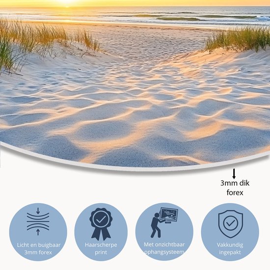 Ronde muurcirkel met een zonsondergang op een strand, met zandduinen en duingras. 3mm dik forex.