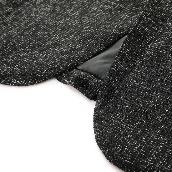 Close-up van de kraag en revers van een donkergrijs jewelsteek blazer met een gladde, donkere voering.