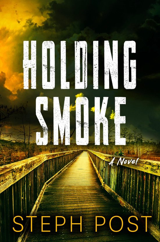 Boekomslag Holding Smoke door Steph Post met een houten loopbrug door een moeras onder een dreigende, gele lucht.