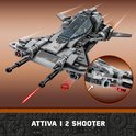 Grijze LEGO Star Wars "Pirate Snub Fighter" model dat vuurt met rode lasers, in vlucht.