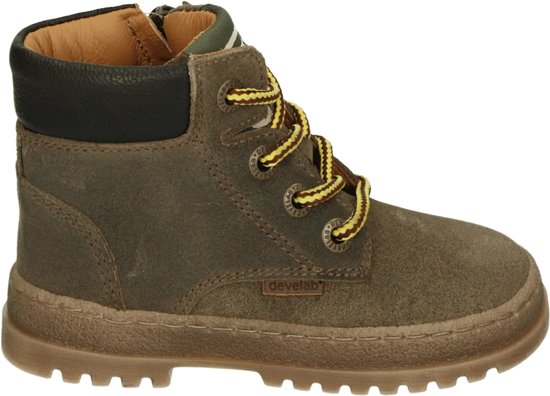 Grijze Develab halfhoge schoen met gele veters, rits en "develab" logo.