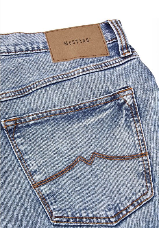 Lichtblauwe spijkerbroek met stonewash-effect, Mustang-label en bruine stiksels.