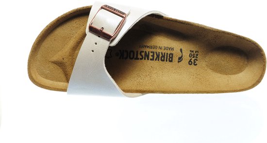 Witte Birkenstock Madrid slipper, van bovenaf gezien, met koperkleurige gesp.