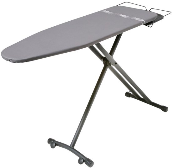 Grijze strijkplank met metalen onderstel, verstelbare hoogte en een breed strijkoppervlak.