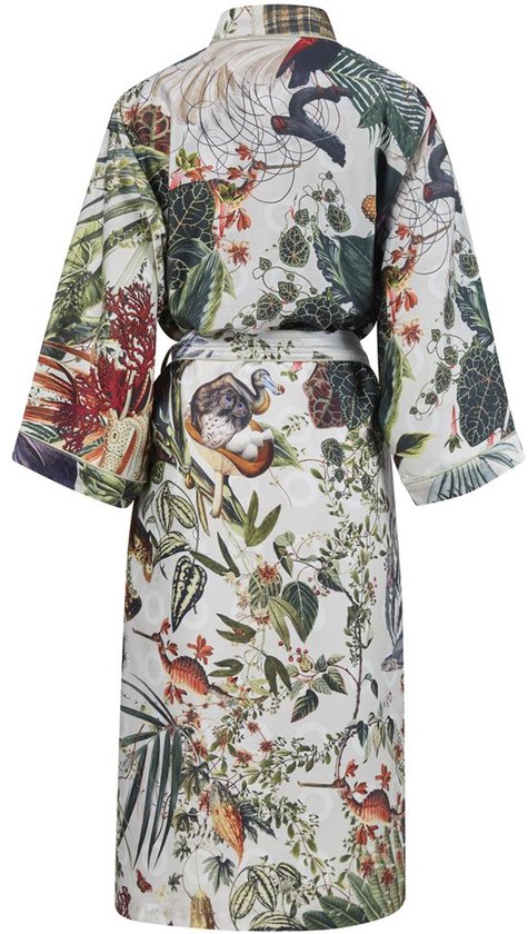 Lichtgekleurde badjas met veelkleurig jungleprint van bladeren, bloemen, vogels en dieren zoals een aap en een dodo.