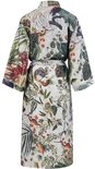 Lichtgekleurde badjas met veelkleurig jungleprint van bladeren, bloemen, vogels en dieren zoals een aap en een dodo.