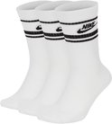 Drie witte sokken met twee zwarte strepen en een zwart Nike logo.