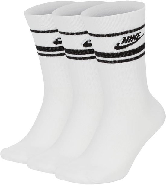 Drie witte sokken met twee zwarte strepen en een zwart Nike logo.