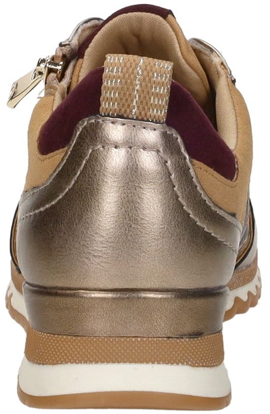 Achterkant dames sneaker met luipaardprint, beige, goudkleurig metaal en bordeauxrode details.