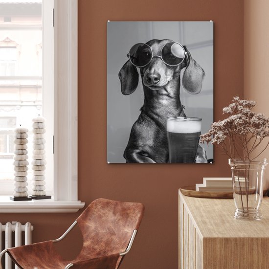 MuchoWow® Glasschilderij 60x80 cm - Schilderij acrylglas - Teckel - Bier - Glas - Bril - Foto op glas - Muurdecoratie woonkamer - Wanddecoratie slaapkamer - Schilderijen