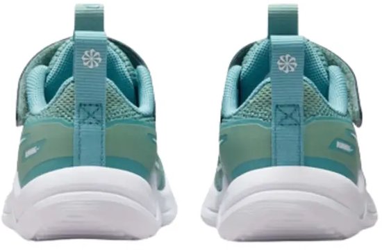 Achterkant van turquoise Nike sneakers met witte zolen en klittenbandsluiting.