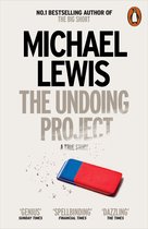 Boek "The Undoing Project" van Michael Lewis met een rode gum.