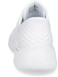 Achterkant van een witte Skechers GO WALK FLEX sneaker met golvend patroon op de hiel.