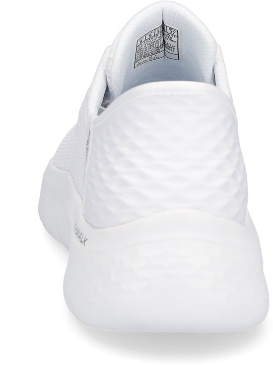 Achterkant van een witte Skechers GO WALK FLEX sneaker met golvend patroon op de hiel.