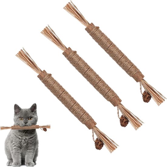 Grijze kat houdt zilverstruikspeeltje van sisal touw in bek. Drie speeltjes liggen diagonaal op witte achtergrond.