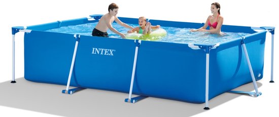 Blauw rechthoekig Intex zwembad met witte steunpilaren. Drie personen, twee kinderen en een volwassene, genieten van het zwemmen.