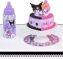 Miniatuur taart met Kuromi en My Melody, met paarse glazuurfles.