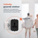 Zwarte, geaarde reisadapter met ingebouwde zekering, past in een Europees stopcontact.