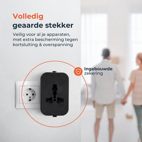 Zwarte, geaarde reisadapter met ingebouwde zekering, past in een Europees stopcontact.