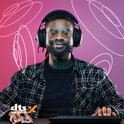 Man met bril en zwarte headset met rode accenten, zittend achter een toetsenbord.
