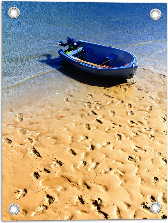 WallClassics - Tuinposter – Voetstappen in het Zand bij Blauwe Boot aan het Water - 30x40 cm Foto op Tuinposter (wanddecoratie voor buiten en binnen)