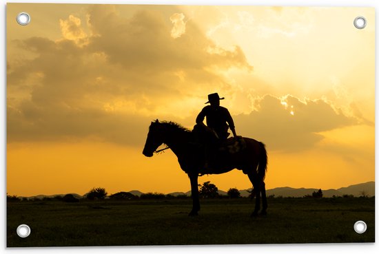 Tuinposter – Silhouet van Cowboy op zijn Paard tijdens Mooie Zomerse Zonsondergang - 60x40 cm Foto op Tuinposter (wanddecoratie voor buiten en binnen)