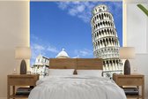 Behang - Fotobehang Toren van Pisa naast Santa Maria Assunta kathedraal - Breedte 350 cm x hoogte 350 cm