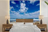 Behang - Fotobehang Blauwe lucht met wolken op strand van Isla Mujeres in Mexico - Breedte 280 cm x hoogte 280 cm