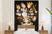Behang - Fotobehang Vrouw - bloemen - goud - Breedte 180 cm x hoogte 280 cm
