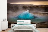 Behang - Fotobehang De stijgende Geysir in het Europese IJsland - Breedte 330 cm x hoogte 220 cm