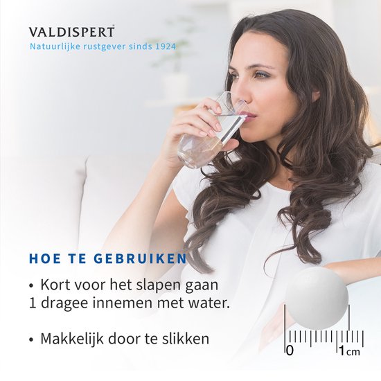 Vrouw drinkt water bij het innemen van een witte pil, naast instructies voor Valdispert.