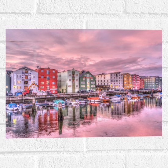 WallClassics - Muursticker - Gekleurde Huizen aan de Haven met Bootjes - 40x30 cm Foto op Muursticker