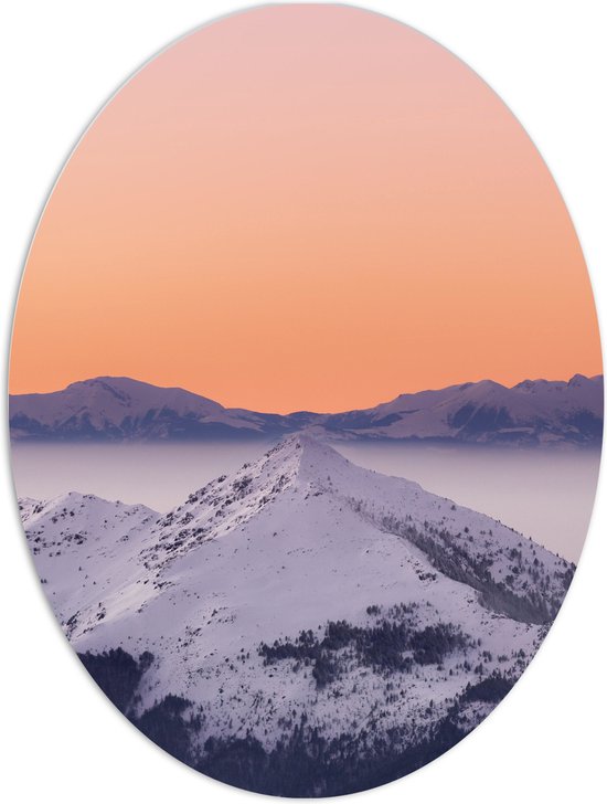 WallClassics - PVC Schuimplaat Ovaal - Piek van een Berg met Sneeuw - 60x80 cm Foto op Ovaal (Met Ophangsysteem)