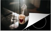 KitchenYeah® Inductie beschermer 90x52 cm - Een hete kop thee in een mok met een hart - Kookplaataccessoires - Afdekplaat voor kookplaat - Inductiebeschermer - Inductiemat - Inductieplaat mat