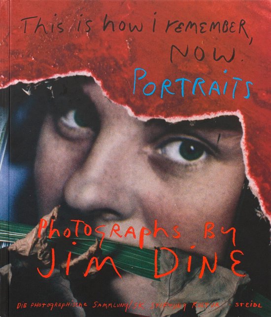 Livre 'This is How I Remember, Now. Portraits'. Un visage est partiellement couvert par un matériau rouge déchiré. Texte en rouge et bleu.