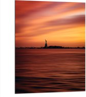 WallClassics - Dibond - Vrijheidsbeeld in New York van Ver met Zonsondergang - 75x100 cm Foto op Aluminium (Wanddecoratie van metaal)