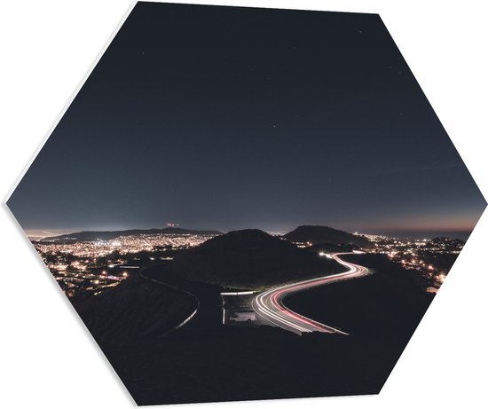 WallClassics - PVC Schuimplaat Hexagon - Weg tussen de Bergen in de Nacht - 80x69.6 cm Foto op Hexagon (Met Ophangsysteem)