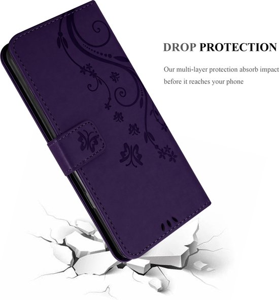 Étui de téléphone violet avec motif de fleurs et de papillons, présenté sur une surface brisée pour démontrer la protection contre les chutes.