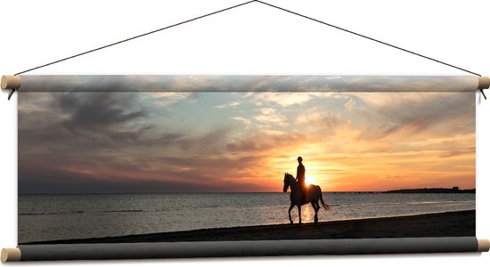 Textielposter - Paardrijden op het Strand met Zonsondergang - 90x30 cm Foto op Textiel