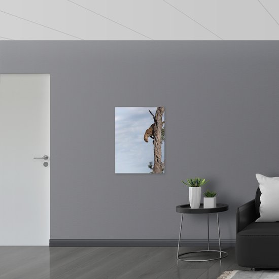 PVC Schuimplaat - Luipaard in een Bruine Boom - 60x80 cm Foto op PVC Schuimplaat (Met Ophangsysteem)