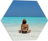 WallClassics - PVC Schuimplaat Hexagon - Vrouw aan het Water] - 40x34.8 cm Foto op Hexagon (Met Ophangsysteem)