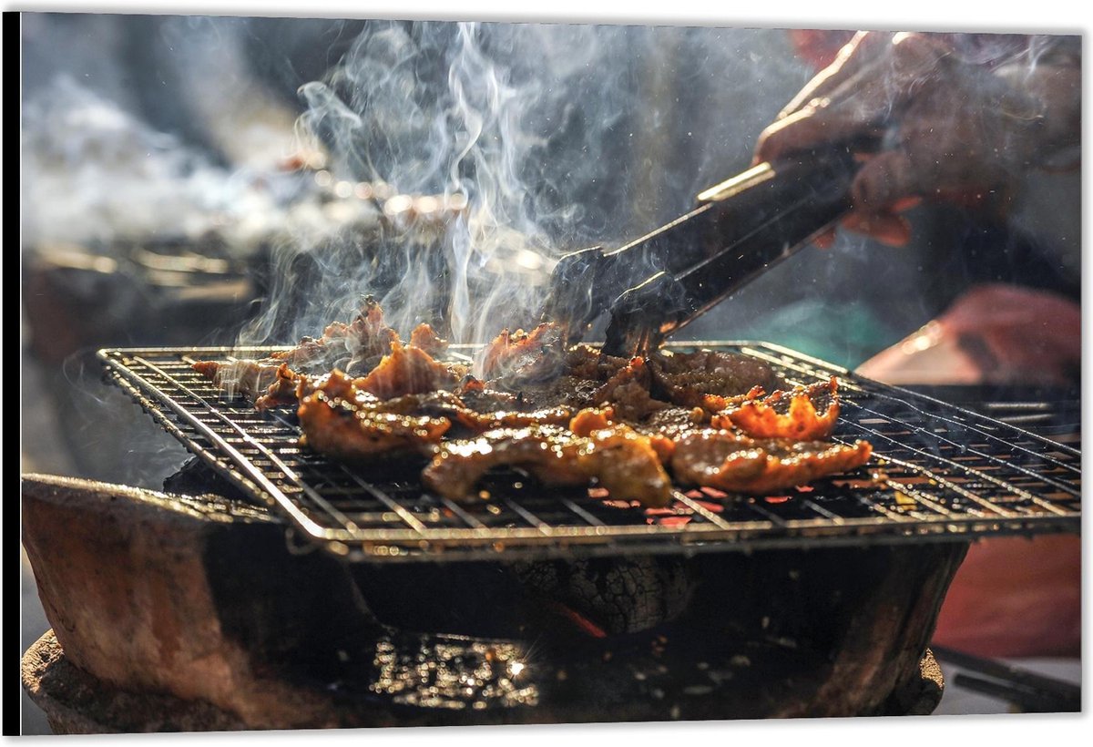 Dibond –Barbecue met Rokend Vlees– 90x60 Foto op Aluminium (Met Ophang)