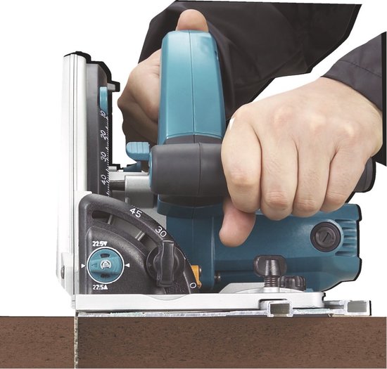 Handen die een Makita invalcirkelzaag vasthouden, met de zaag op een rand van een plaat. De zaag is ingesteld op 22.5V.