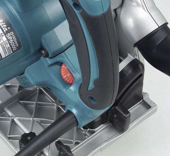 Close-up van Makita invalcirkelzaag handvat met rode snelheidsregelaar en blauwe accenten.