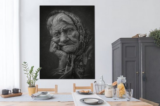 Portrait de femme au visage patiné avec tissu noué autour de la tête en noir et blanc 120x160 cm - Tirage photo sur toile (Décoration murale salon / chambre) XXL / Groot format!